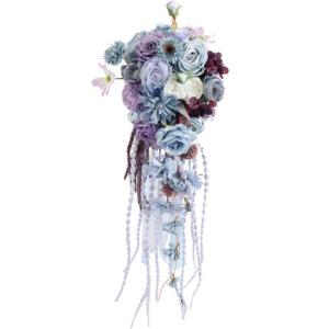 Brautstrauß, tropfenförmiger künstlicher Rosenstrauß, Braut und Brautjungfern halten Blumensträuße, Langer Blumenstrauß