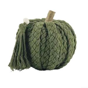 Dekorative gestrickte Kürbisse für Herbstveranstaltungen. Verschönern Sie Ihr Zuhause mit diesem stilvollen Erntedank-Mittelstück (D)