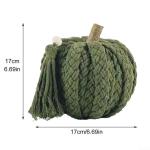 Dekorative gestrickte Kürbisse für Herbstveranstaltungen. Verschönern Sie Ihr Zuhause mit diesem stilvollen Erntedank-Mittelstück (D)
