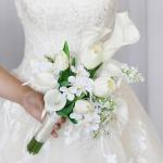 Hochzeitssträuße für die Braut, Rosen, Calla-Lilien, Hochzeitsblumen, künstliche Brautsträuße für eine rustikale Hochzeitszeremonie