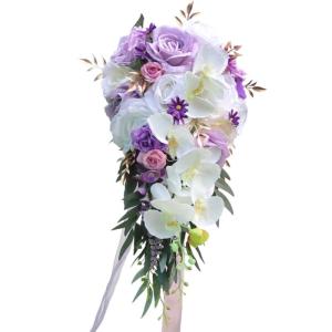 Hochzeitsstrauß für die Braut, die Blumensträuße mit künstlichen Rosen und langem Band hält