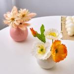 Kunstblumen Künstliche Blumen mit Kleiner Keramikvase，Dekoration für Tisch Home Party Büro Arrangements（runde Keramikvase） für jeden Anlass
