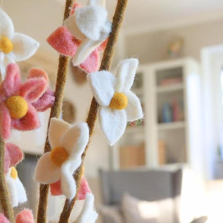 Gry & SIF Kunstkersenbloesemtakken van vilt, flexibele steel, decoratieve takken, vilten bloem, vilten tak, kersenbloesem, lentedecoratie, handgemaakt, fairtrade, 43 cm, 3 x wit