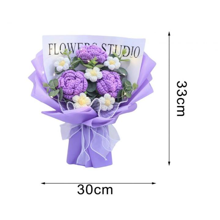 Kant-en-klare gehaakte bloemen boeket met licht handgemaakt gebreid kunstboeket. Kant-en-klaar gebreid bloemenboeket voor bruiloft, paars