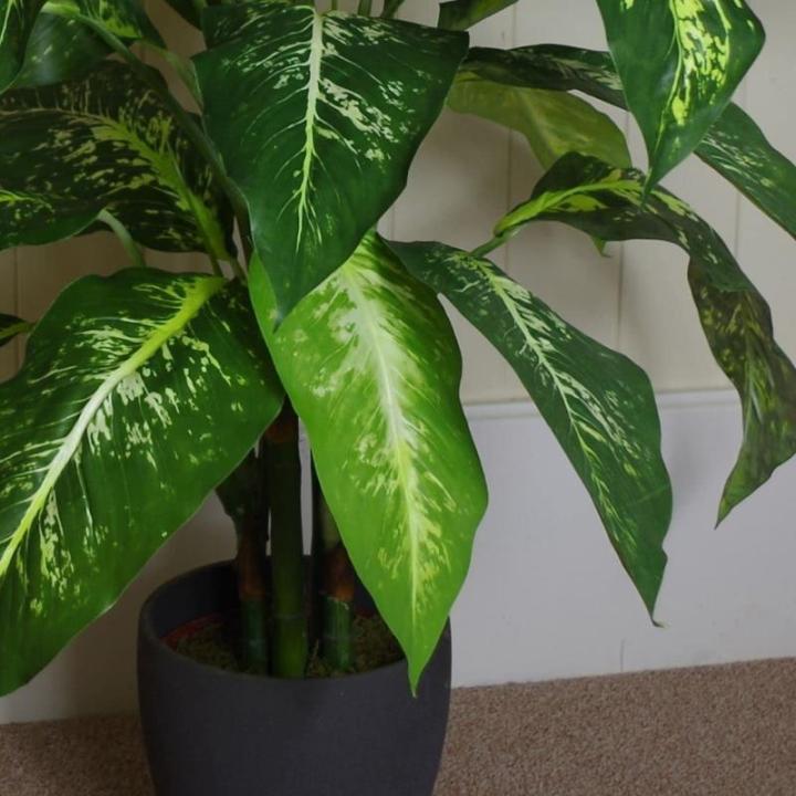 Realistische künstliche Palme und Tropische Bäume im Topf – fertig zum Ausstellen