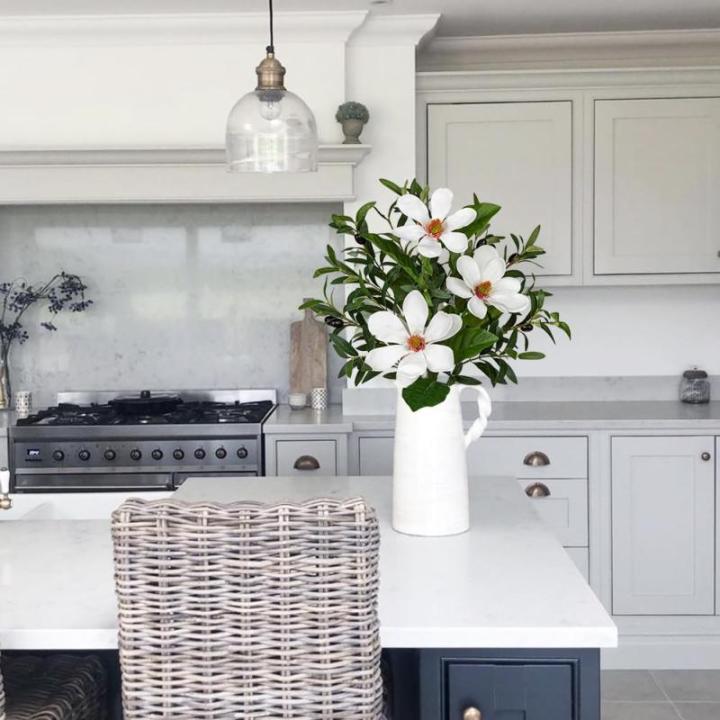 Kunstmatige olijftak met magnoliabloem