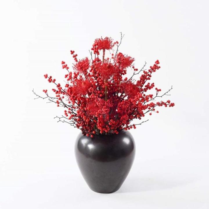 Kunstblumen Künstlicher Blumenstrauß aus roten Beeren – handgefertigte Topfdekoration für Innenräume. Blumensträuße im Topf, großer Bonsai für jeden Anlass
