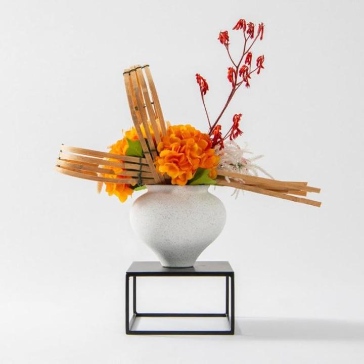 Kunstblumen Künstlicher Kleiner Bonsai-Baum in weißer Keramikvase – naturgetreues Grün für Veranda, Esstisch und Wohnzimmer – Kunstpflanze für jeden Anlass