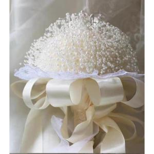 Hochzeitsstrauß for die Braut mit künstlichen Blumen, die Braut hält eine Perlenkette mit einer Krone über dem ganzen Himmel und Blumen, die for Hochzeitsfotos, Hochzeiten und 