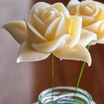Kunstrozenbloemen met steel als kunstmatige decoratieve rozen van was, 4 crème-witte rozenblaadjes als echt voor bloemstukken, bloemendecoratie, waxrozen als kunstrozen, begraafpl