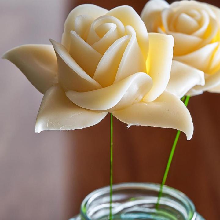 Kunstrozenbloemen met steel als kunstmatige decoratieve rozen van was, 4 crème-witte rozenblaadjes als echt voor bloemstukken, bloemendecoratie, waxrozen als kunstrozen, begraafpl