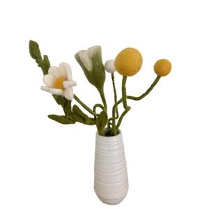 9 vilten bloemen, kleine bloemengroet, boeket, Fair Trade, handgemaakt (wit-geel)