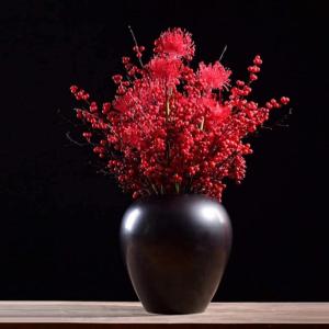 Kunstblumen Künstlicher Blumenstrauß aus roten Beeren – handgefertigte Topfdekoration für Innenräume. Blumensträuße im Topf, großer Bonsai für jeden Anlass