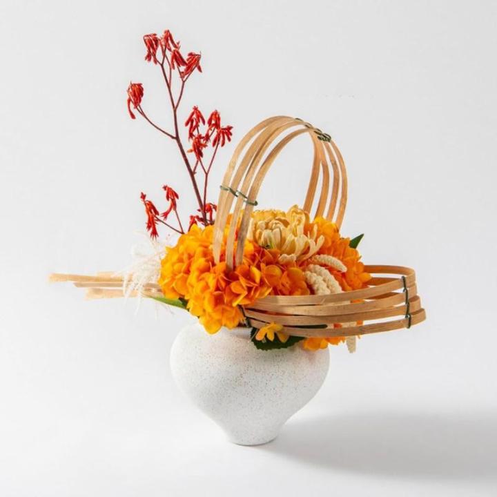 Kunstblumen Künstlicher Kleiner Bonsai-Baum in weißer Keramikvase – naturgetreues Grün für Veranda, Esstisch und Wohnzimmer – Kunstpflanze für jeden Anlass