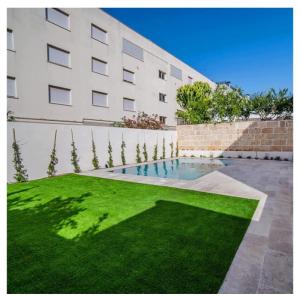 2 cm Dicke Kunstrasenmatte, realistischer Naturrasen-Teppich, 2,5 m breit, Astroturf-Gras-Fußmatte für Gartenrasenlandschaften (Größe: 2,5 x 6 m)