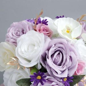 Hochzeitsstrauß für die Braut, die Blumensträuße mit künstlichen Rosen und langem Band hält