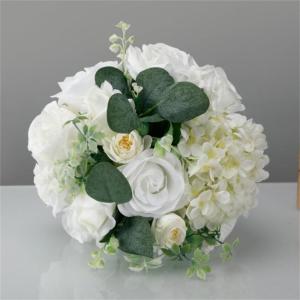 Braut Hochzeitsstrauß Seidenblume Braut hält Blume romantische Hochzeitsfeier