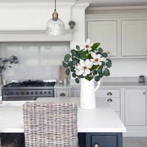 Kunstmatige eucalyptus met magnoliabloem