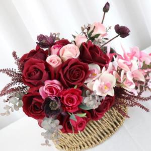 Wunderschönes künstliches Blumenarrangement, leichte künstliche Blumenkombination, Brautjungfernstrauß für Hochzeitsfeierdekorationen