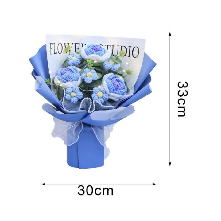 Kant-en-klare gehaakte bloemen boeket met licht handgemaakt gebreid kunstboeket. Klaar gebreid bloemenboeket voor bruiloft, blauw