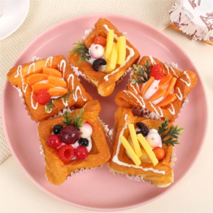 Fake Kuchen künstliche Kuchen 2 Stücke Gefälschte Cupcake Realistische Künstliche Erdbeere Cupcake Modell Simulation Kuchen Modell Realistisches Essen(A)