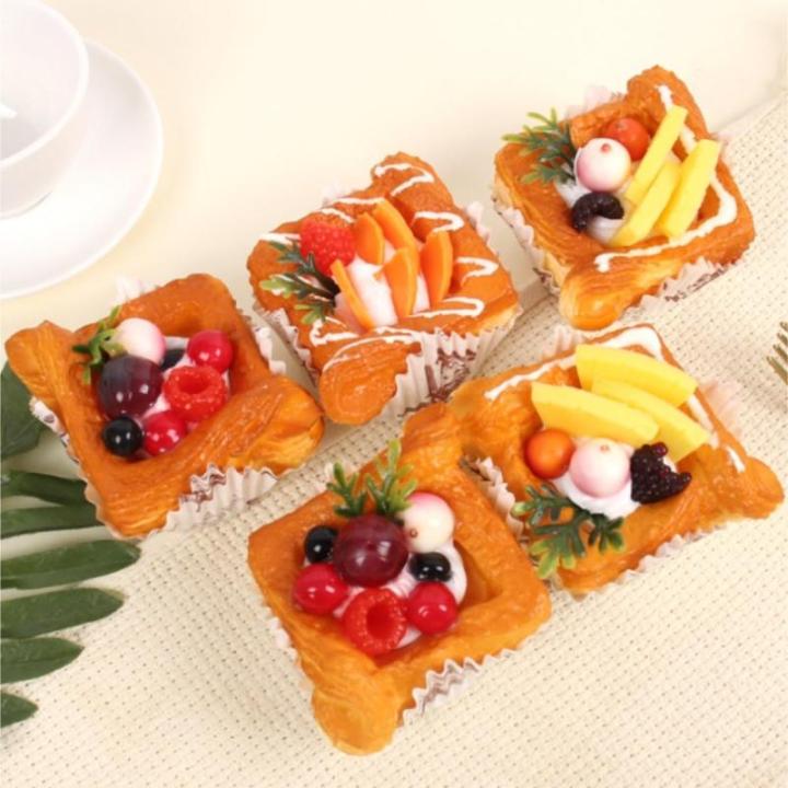 Fake Kuchen künstliche Kuchen 2 Stücke Gefälschte Cupcake Realistische Künstliche Erdbeere Cupcake Modell Simulation Kuchen Modell Realistisches Essen(A)