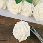 50Pcs künstliche Rosenblüten, echt aussehende Elfenbein gefälschte Schaumrosen Bulk mit Stiel für Hochzeitssträuße Mittelstücke Brautdusche Home Party DIY Blumenarrangements
