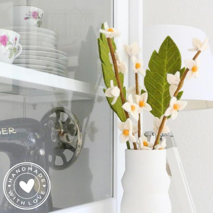 Gry & SIF Kunstkersenbloesemtakken van vilt, flexibele steel, decoratieve takken, vilten bloem, vilten tak, kersenbloesem, lentedecoratie, handgemaakt, fairtrade, 43 cm, 3 x wit