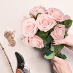 50Pcs künstliche Rosenblüten, erröten rosa Rosen Real Touch Foam gefälschte Rose Bulk mit Stiel für Hochzeitssträuße Mittelstücke Brautdusche Party Home DIY künstliche Blu