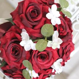 Romantischer Blumenstrauß für die Hochzeit, Brautjungfer hält Blumen zum Valentinstag, Beichte