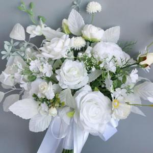 Künstliche Blumen für die Braut mit Blumensträußen für die Hochzeitszeremonie und den Jahrestag