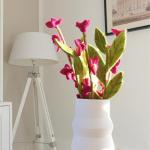 Gry & SIF Kunstkersenbloesemtakken van vilt, flexibele steel, decoratieve takken, vilten bloem, vilten tak, kersenbloesem, lentedecoratie, handgemaakt, Fairtrade, 43 cm, 3 x fuchsi