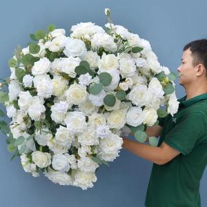 Weiße Rose Eukalyptus Blätter Blume Kugeln, gefälschte Blumen Rosen Kugeln für Mittelstücke Hochzeit Tisch Party Zubehör Bühne Straße Blei Floral (70cm)