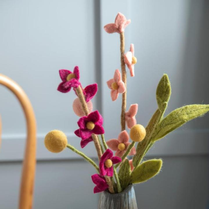 Gry & SIF Kunstkersenbloesemtakken van vilt, flexibele steel, decoratieve takken, vilten bloem, vilten tak, kersenbloesem, lentedecoratie, handgemaakt, Fairtrade, 43 cm, 3 x fuchsi