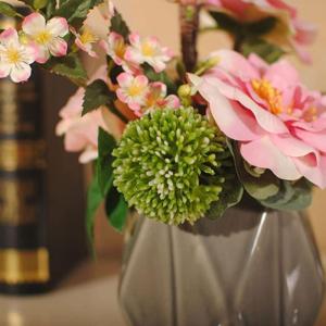 Kunstblumen Künstliche Pflanzen drinnen in Zementtöpfen, künstliche Pflanzen Magnolie/Birnenblüte für drinnen und draußen, Büro-Schreibtisch-Dekor für jeden Anlass