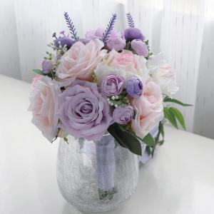 Kaskadierende Hochzeit Brautstrauß Wasserfall künstliche lila Rose hält Blume