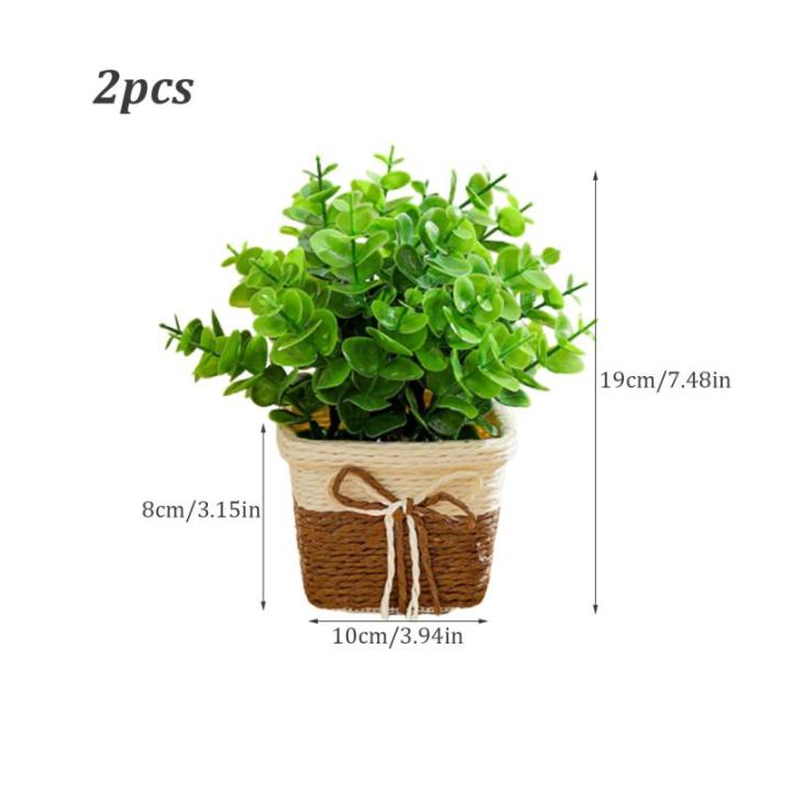 Künstliche Blüten in Töpfen 2pcs kleine realistische künstliche Eukalyptusblatt rustikaler Kunststoffpflanzen mit Weaven -Topf gefälschte Bonsai -Pflanzen Hochzeitstisch Dekor