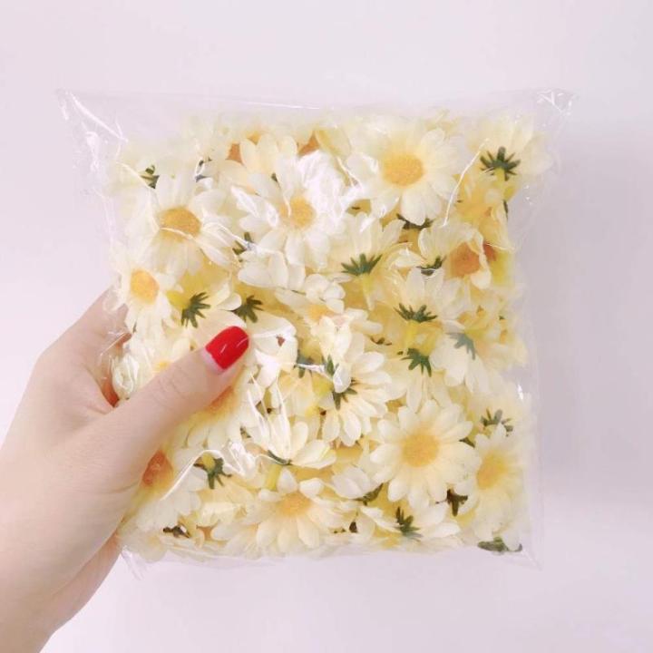 100 x Kunstmatig Geel Craft Daisy Daisies Stof bloemen hoofden, Partij Bruiloft Tafel verstrooit Scrapbook accessoireUitnodiging kaart decoratie Craft Gadget
