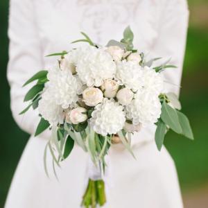 , 20 stuks dahlia-bloemen met bladeren en stelen, doe-het-zelf witte dahlia-schuim bloem voor bruiloft, boeketten, bloemen, centerpieces, arrangementen feesttafels,