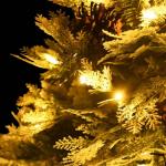 Künstlicher Weihnachtsbaum mit LED Beleuchtung Weihnachtsbaum mit Schnee mit Tannenzapfen Grün und Weiß PVC 120 x 65 cm