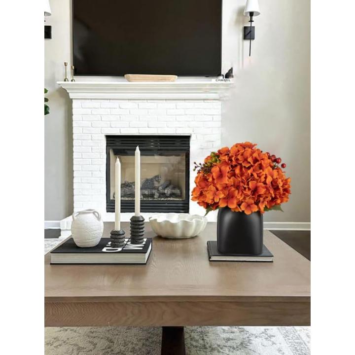 Kunstbloemen als echte kunstmatige hortensia, oranje, decoratieve bloemen met bessen, in zwarte keramische vaas, bloemstuk voor kantoor, woonkamer, badkamer, herfst, decoratie