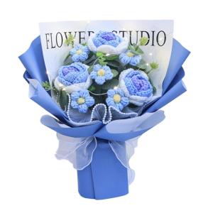 Kant-en-klare gehaakte bloemen boeket met licht handgemaakt gebreid kunstboeket. Klaar gebreid bloemenboeket voor bruiloft, blauw