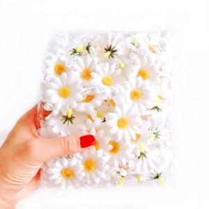 100 x Witte kunstmatige madeliefjes kunst madeliefje stof bloemen hoofden, feest bruiloft tafel verstrooit tafel confetti plakboek accessoire kaart maken decoratie