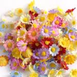 50 stuks kunstmadeliefjes, bloemkoppen, kleine bloemkoppen, decoratie, kleurrijke zijden bloemen voor bruiloft, feest, huis, doe-het-zelf knutselen, gemengde kleuren