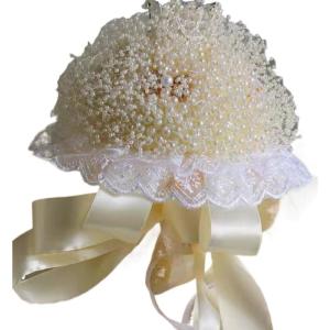 Hochzeitsstrauß for die Braut mit künstlichen Blumen, die Braut hält eine Perlenkette mit einer Krone über dem ganzen Himmel und Blumen, die for Hochzeitsfotos, Hochzeiten und 