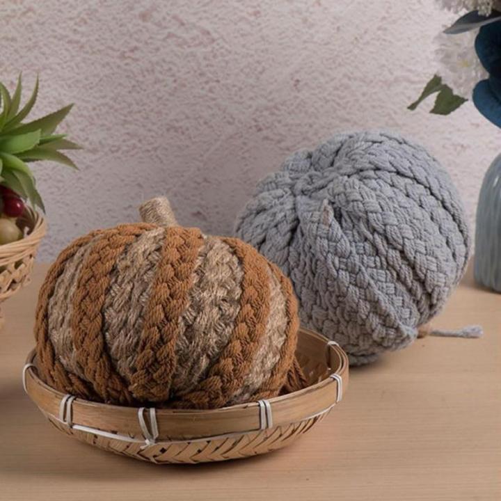 Dekorative gestrickte Kürbisse für Herbstveranstaltungen. Verschönern Sie Ihr Zuhause mit diesem stilvollen Erntedank-Mittelstück (C)