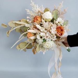 Luxuriöses Blumenarrangement aus Seide in Champagner-Orange als Dekoration für Büro oder Geschäft