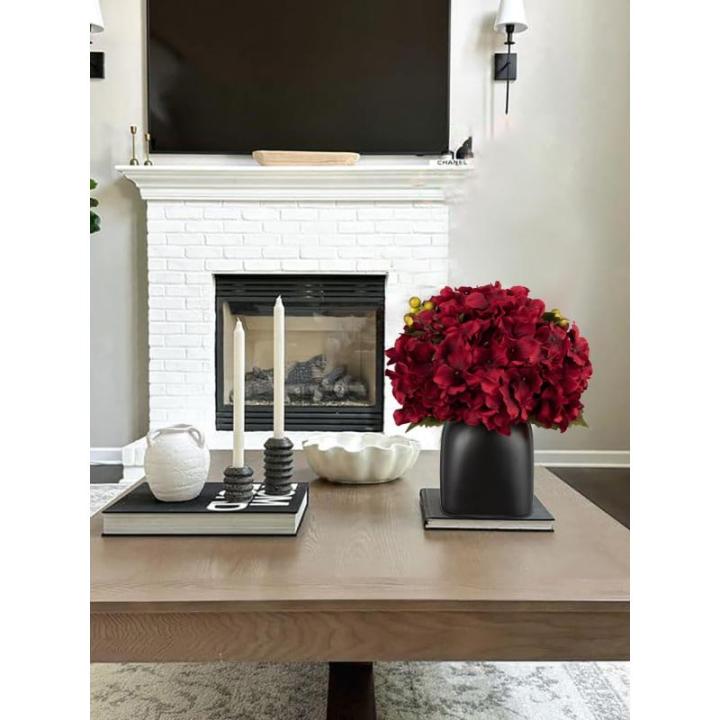 Kunstbloemen als echte kunstmatige hortensia, rode decoratieve bloemen met bessen, in zwarte keramische vaas, bloemstuk voor kantoor, woonkamer, badkamer, herfst, decoratie