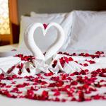 Kunstrozenblaadjes, 1000 stuks, romantische decoratie, bruiloft en slaapkamer, mooie rozenblaadjes als verjaardagscadeau voor hem, fantastische verjaardagsdecoratie, donkerrood