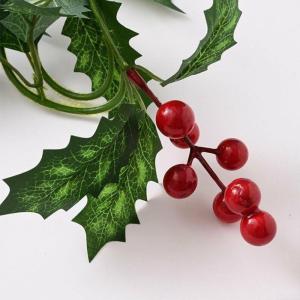 Ein Hauch von Natur, lebendige Ästhetik aus den stilvoll gefertigten künstlichen Beeren und Stechpalmen